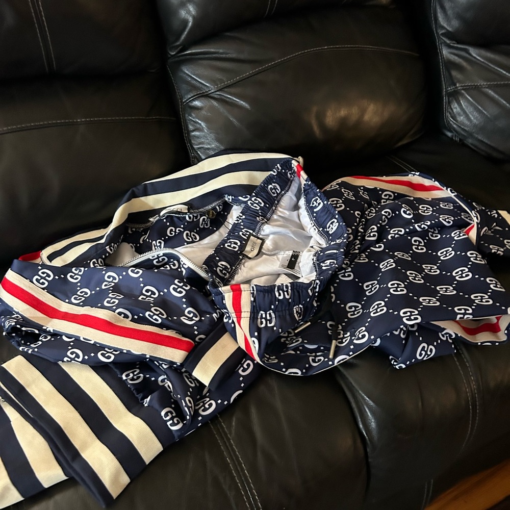 Gucci sweat suit excellent condition